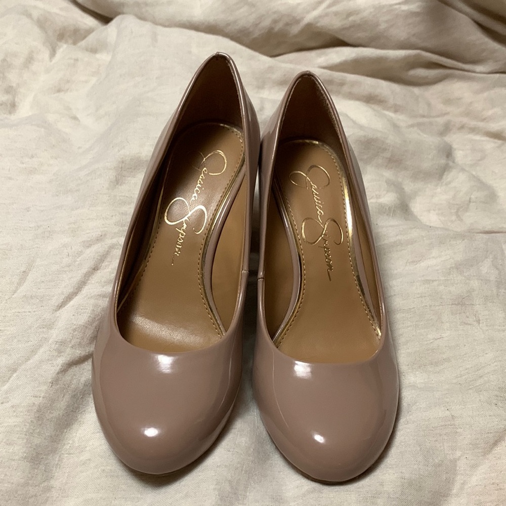 Jessica Simpson closed to nude wedge pumps (sz 6)